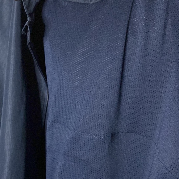 College of the Holy Cross Light Jacket/Raincoat. Excellent condition! - Picture 5 of 5